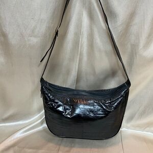 Un branded snakeskin shoulder bag.  17-H8Gb